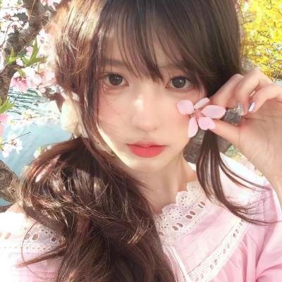 九顶假发的女孩